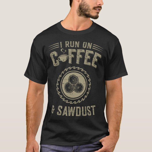 Holzbearbeitung ich laufe auf Kaffee und Sägemehl  T-Shirt (Vorderseite)