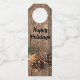 Holzboden mit Kiefernzapfen Flaschenanhänger