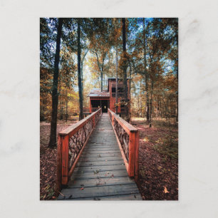 Holzbrücke im Herbstwald mit Gebäude Postkarte