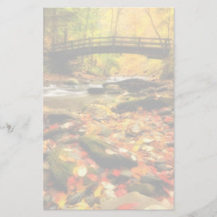 Holzbrücke und Bach im Herbst Briefpapier