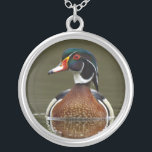 Holzente auf Wasser Versilberte Kette<br><div class="desc">Schöne Holzente schwimmt auf dem Wasser</div>