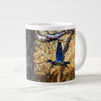Holzente in Flug Jumbo-Tasse