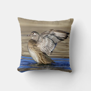 Holzente klopft ihre Flügel Kissen