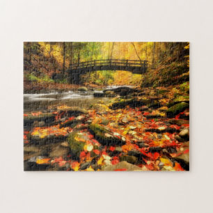 Hölzerne Brücke und Nebenfluss im Fall Puzzle