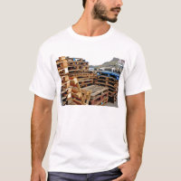 Hölzerne Paletten auf dem Dock-erwachsenen T-Shirt