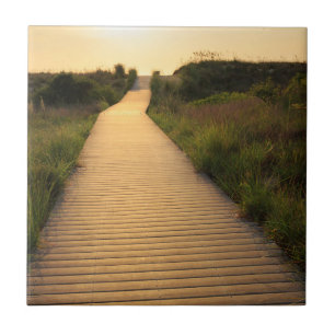 Hölzerner Gehweg zum auf den Strand zu setzen Fliese
