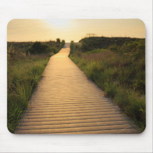 Hölzerner Gehweg zum auf den Strand zu setzen Mousepad