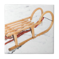 Hölzerner Kinderschlitten im Winterschnee