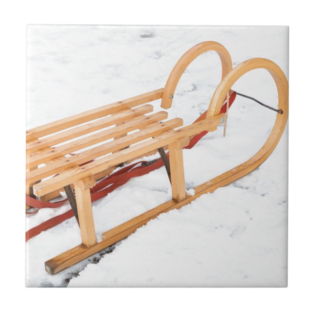 Hölzerner Kinderschlitten im Winterschnee Fliese (Vorderseite)