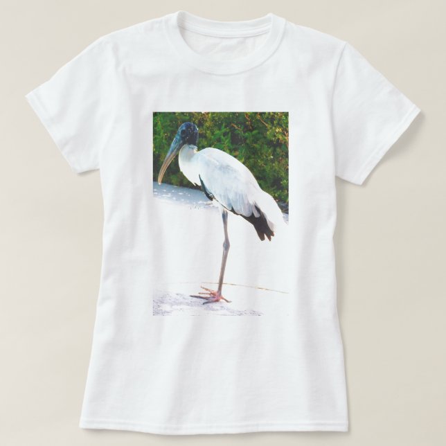 Hölzerner Storch in der Abendsabnutzung T-Shirt (Design vorne)