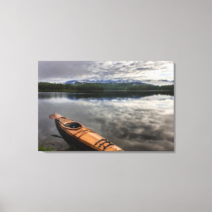 Hölzernes Kayak am Ufer des Beaver Lake Leinwanddruck