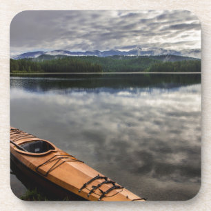 Hölzernes Kayak am Ufer des Beaver Lake Untersetzer