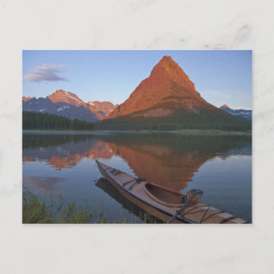 Hölzernes Kayak auf dem Swiftcurrent Lake bei Sonn Postkarte