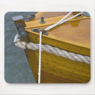 Hölzernes Segelboot im Wasser Mousepad