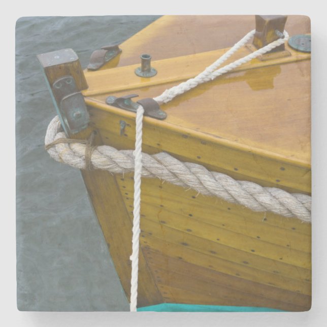 Hölzernes Segelboot im Wasser Steinuntersetzer (Vorderseite)
