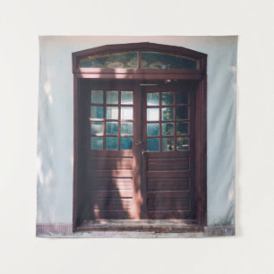 HOLZFENSTER AUF BLAUE KONKRETE WAND WANDTEPPICH