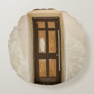 HOLZFENSTER AUF WEISSE KONKRETE WAND RUNDES KISSEN