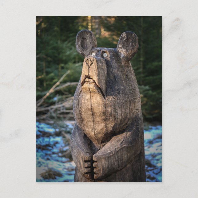 HOLZGESCHNITZTE BÄR POSTKARTE (Vorderseite)