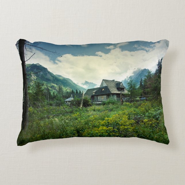 Holzhaus, Berglandschaft. Dekokissen (Vorderseite)