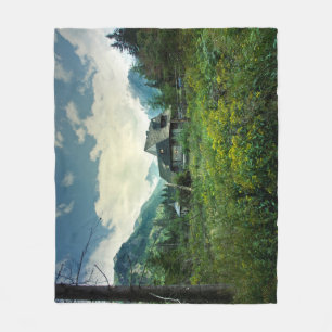 Holzhaus, Berglandschaft. Fleecedecke