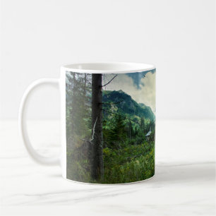 Holzhaus, Berglandschaft. Kaffeetasse