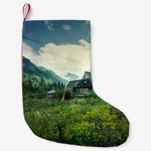 Holzhaus, Berglandschaft. Kleiner Weihnachtsstrumpf