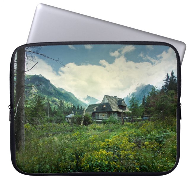 Holzhaus, Berglandschaft. Laptopschutzhülle (Vorderseite)