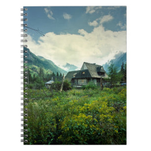 Holzhaus, Berglandschaft. Notizblock