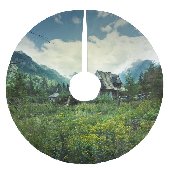 Holzhaus, Berglandschaft. Polyester Weihnachtsbaumdecke (Vorderseite)