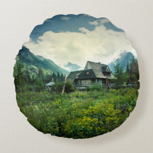 Holzhaus, Berglandschaft. Rundes Kissen