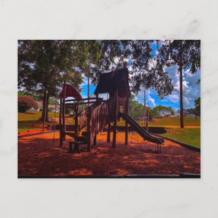 Holzhölzerne Spielgeräte im sonnigen Park Postkarte