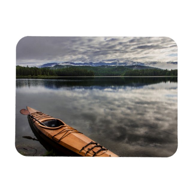 Holzkajak am Ufer des Bibersees Magnet (Horizontal)