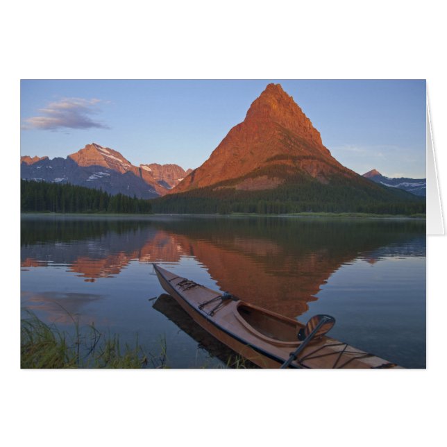 Holzkajak im Swiftcurrent Lake bei Sonnenaufgang i (Vorderseite (Horizontal))