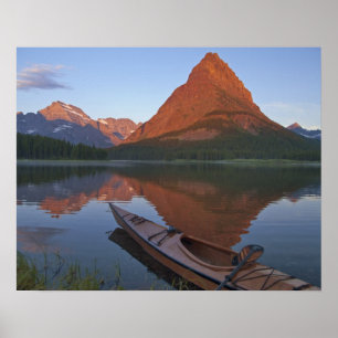 Holzkajak im Swiftcurrent Lake bei Sonnenaufgang i Poster