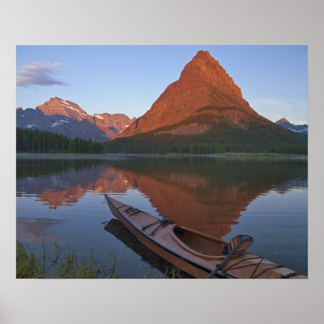 Holzkajak im Swiftcurrent Lake bei Sonnenaufgang i Poster (Vorne)