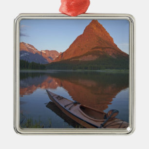 Holzkayak im Swiftcurrent Lake bei Sonnenaufgang Ornament Aus Metall
