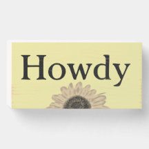 Holzkiste mit Howdy-Gruß und Sonnenblumen