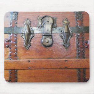 Holzkiste mit Schnallen Mousepad