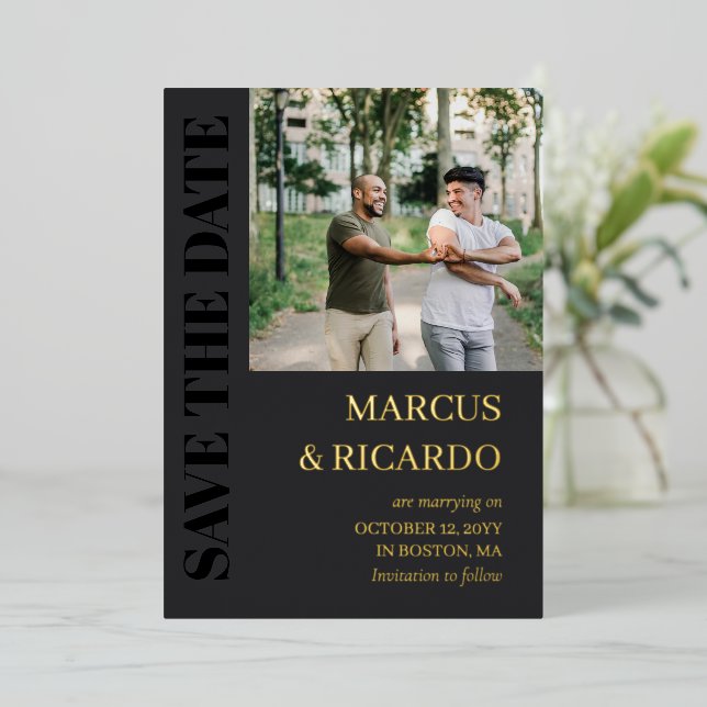 Holzkohle und Goldtypografie-Foto Save the Date Folieneinladung (Stehend vorne)