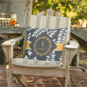 Holzkohlegrau mit goldenen Akzenten und Monogramm Kissen