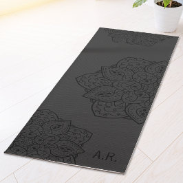 Holzkohlegraues dekoratives Mandala mit Initialen Yogamatte