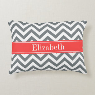 Holzkohleweiß LG Chevron Korallenrot Name Monogram Zierkissen