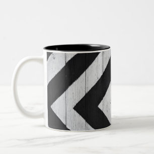 Holzkörner in Schwarz und Weiß Zweifarbige Tasse