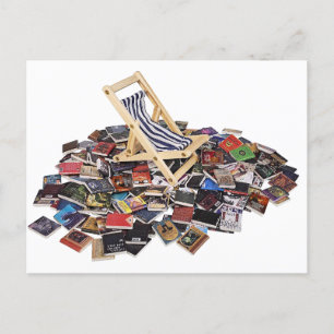 Holzliegestühle auf einem Stapel Bücher Postkarte