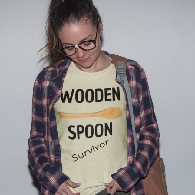 Holzlöffel Survivor Funny T-Shirt (Von Creator hochgeladen)