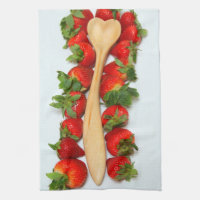 Holzlöffel umgeben von Erdbeeren Handtuch