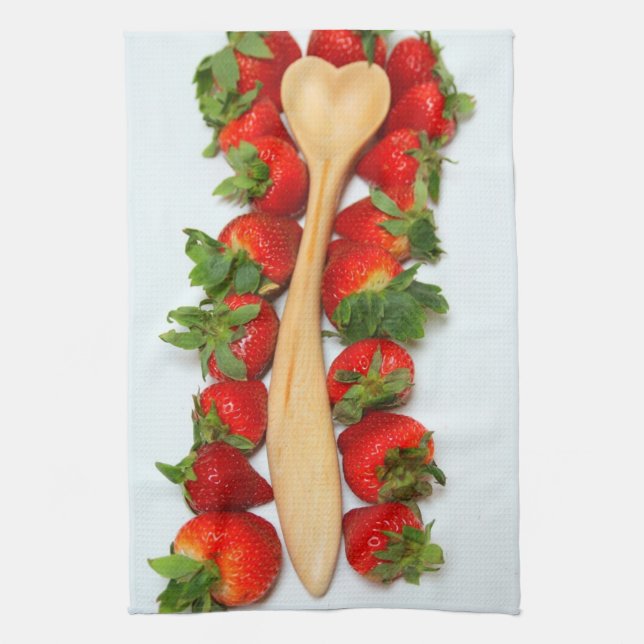 Holzlöffel umgeben von Erdbeeren Handtuch (Vertikal)