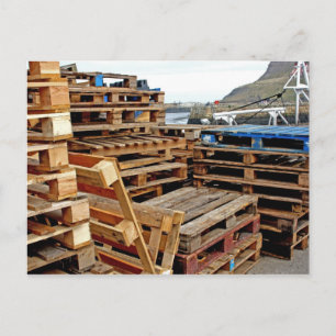 Holzpaletten auf der Dock Post Card Postkarte