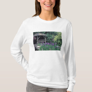 Holzpavillon im Sunken-Garten im T-Shirt