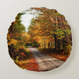 Holzpfad mit Herbstlaub Rundes Kissen